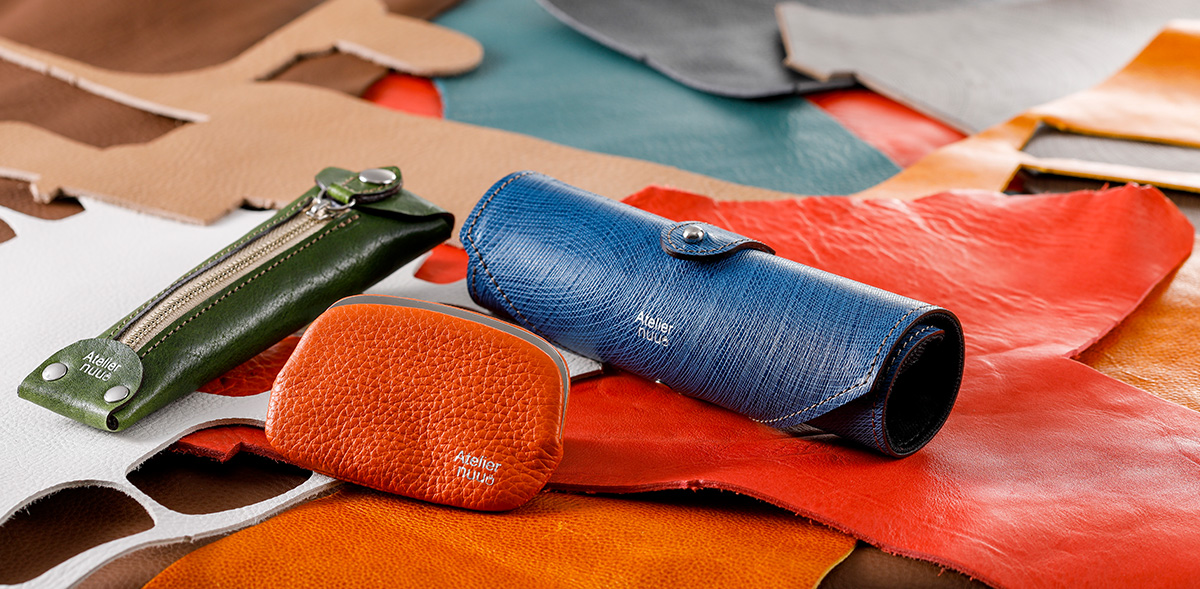 残りの革とそれを加工した小物